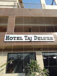 阿格拉HOTEL TAJ DELUXE, Agra的大楼前的拉延迟标志酒店