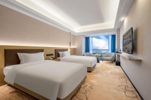 花都广州白云机场嘉宇酒店的酒店客房带两张床和一个客厅