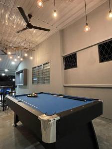 乔治市*NEW* 13Pax below w KTV/PoolTable/KidsPool near Jelutong, Batu Lanchang的带吊扇的客房内的台球桌