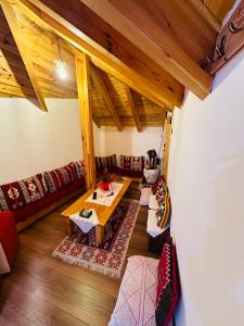 吉诺卡斯特Kore Guest House的带沙发和木桌的客厅