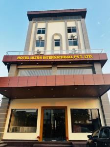 拜拉哈瓦Hotel Ultra International的一座建筑,上面有标志,上面写着乌兹别克国际付费线