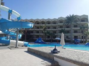赫尔格达hurghada - chalet -的度假村游泳池前的水滑梯
