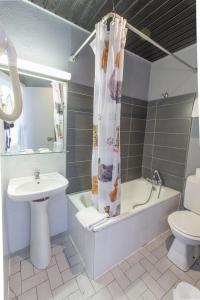 巴黎巴黎20区贝尔格兰德市府西波特酒店的一间带水槽、浴缸和卫生间的浴室