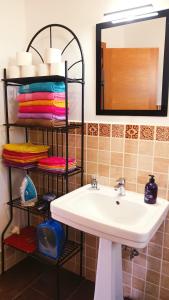 维拉韦德Casa Yahshua的浴室配有盥洗盆、镜子和毛巾