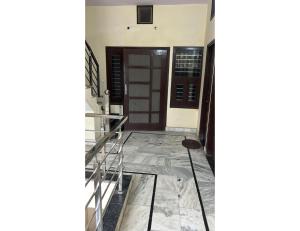 Verma Ji Hotel, Raman, Punjab的通往房子门的楼梯