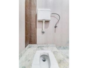 Verma Ji Hotel, Raman, Punjab的一间位于客房内的白色卫生间的浴室