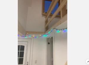 SandavágurPeter’s guesthouse的吊在天花板上的一串圣诞灯