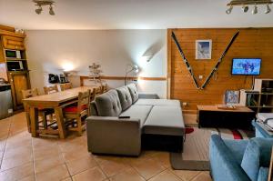 莫里永Morillon 1100 Skis aux pieds的客厅配有沙发和桌子