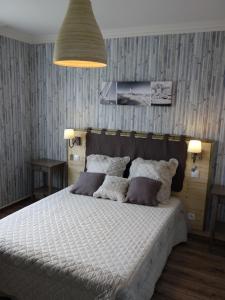 LanmodezMaison de la Presqu'île - 4 chambres avec Vue Mer的卧室配有一张带白色棉被的大床
