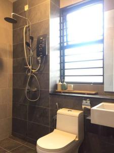 万挠Nordic Vale Homestay Bandar Country Homes Rawang的带淋浴、卫生间和盥洗盆的浴室