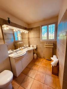 卡布列斯埃塔普普罗文卡勒酒店的一间带两个盥洗盆和卫生间的浴室