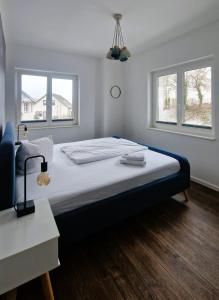 奥斯特巴德·哥伦Villa Eckhart的一张大床,位于带两个窗户的房间