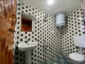 斯利那加The Upscale Inn的一间带水槽和卫生间的浴室