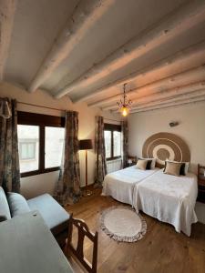 Horche卡萨佐拉拉乔克拉特利亚酒店的一间带两张床和一张沙发的卧室