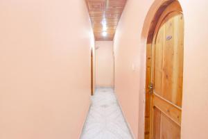 库尔卢FabExpress Malti Guest House的狭窄的走廊,设有木门和床垫