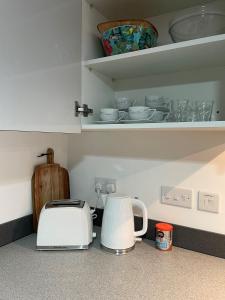 西布罗姆维奇Urban 2 Bedroom with Parking的厨房柜台配有烤面包机和茶壶