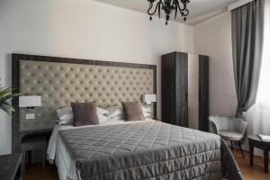 博洛尼亚Hotel Re Enzo的一间卧室配有一张大床和大床头板