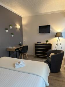 蒙多夫莱班快乐之源的酒店客房设有一张床、一张书桌和一台电视机。