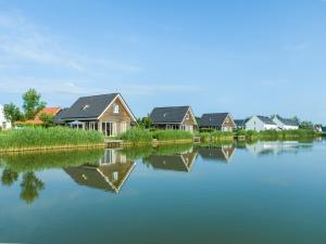 尼乌弗利特Dormio Strand Resort Nieuwvliet-Bad的水边的一排房子