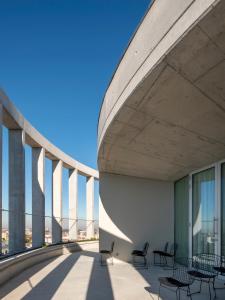 波尔图micampus Porto Tower的大楼内带桌椅的阳台
