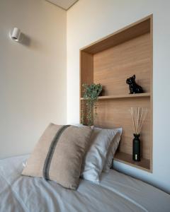 波尔图micampus Porto Tower的一间卧室配有一张带木制床头板的床