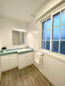 坎加斯德穆拉索"A Marosa", bonito chalet dúplex的一间带水槽和镜子的浴室以及窗户。