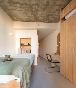 波尔图micampus Porto Tower的一间卧室配有一张大床和一张书桌