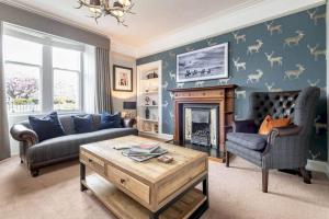 金斯巴恩斯Daisybank Kingsbarns - Beautiful 3 Bedroom Cottage的带沙发和壁炉的客厅