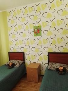 基辅SunLake Hotel Osokorki的一间卧室设有两张床和一面心灵墙