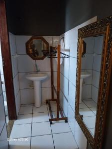 累西腓Pousada Portobello的一间带水槽和镜子的浴室