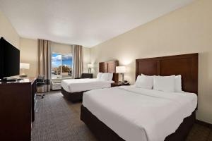 里诺里诺机场舒适旅馆&套房的酒店客房设有两张床和电视。