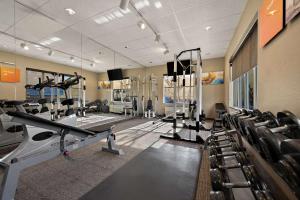 里诺里诺机场舒适旅馆&套房的一间健身房,里面配有跑步机和机器