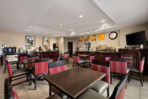 里诺里诺机场舒适旅馆&套房的一间带桌椅的餐厅和一间酒吧