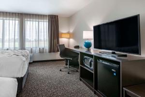 富兰克林Sleep Inn & Suites Milwaukee-Franklin的配有一张床和一台平面电视的酒店客房