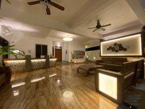 蓬蒂切里Le Poshe Luxury Pondicherry的带沙发和吊扇的客厅