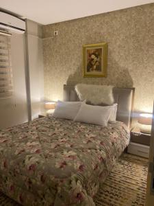 斯法克斯Superbe appartement hautstanding的一间卧室配有一张带花卉床罩的床