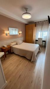 阿尔巴塞特诱惑旅馆的一间卧室配有一张大床和一张桌子
