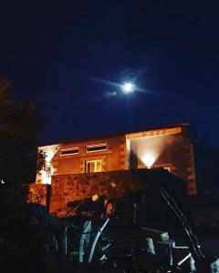 Cais do PicoWaka Waka Pico Azores的天空中月亮的夜晚房屋
