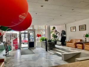 扎科帕内格曼特客派酒店的商店的大厅,有红色气球