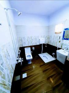 卡拉奇Galaxy Inn Guest House的浴室设有2个水槽和2个卫生间