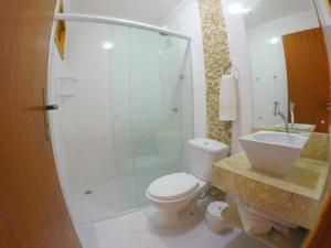 巴拉奈里奥-坎布里乌马格努斯旅馆的带淋浴、卫生间和盥洗盆的浴室