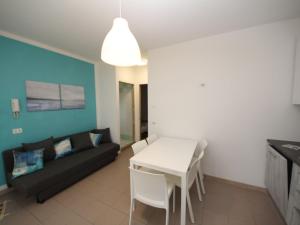 洛萨皮内塔Apartment Veranda-6 by Interhome的客厅配有黑色沙发和白色桌子