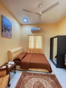 斯里伊斯兰德WawAmir Homestay @ Seri Iskandar的一间卧室配有一张床和吊扇