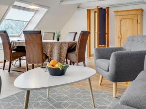 霍耶Holiday Home Gabija - all inclusive - in Western Jutland by Interhome的客厅配有桌椅