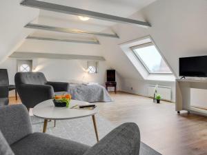 霍耶Holiday Home Gabija - all inclusive - in Western Jutland by Interhome的客厅配有沙发、椅子和电视