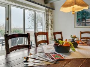 霍耶Holiday Home Gabija - all inclusive - in Western Jutland by Interhome的餐桌上放着一碗水果