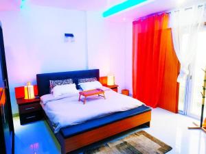 达喀尔Chambres meublées Avenue Cheikh Anta Diop的一间卧室配有一张桌子和一张床铺