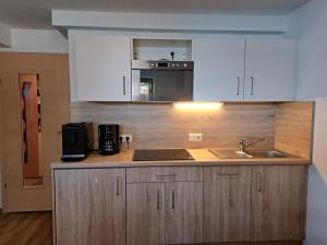 弗林肯贝格Apartment Alpina-1 by Interhome的厨房配有水槽和台面