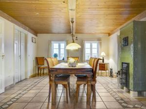 霍耶Holiday Home Evie - all inclusive - in Western Jutland by Interhome的一间带木桌和椅子的用餐室