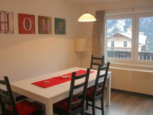 巴德加斯坦Holiday Home Landhaus St- Georg-9 by Interhome的一间带桌椅和窗户的用餐室